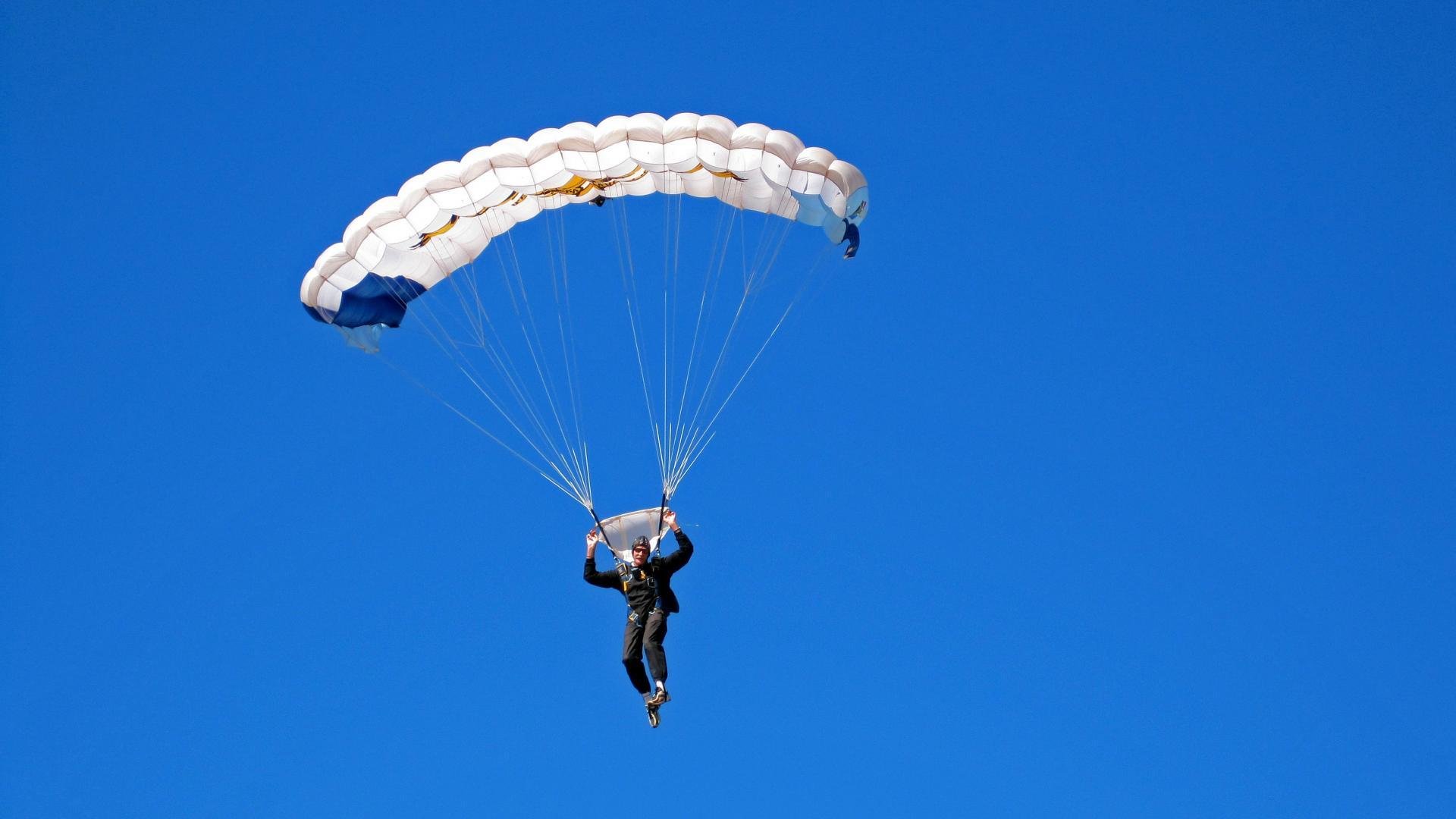 巴特尔的防守技巧成为袋鼠队后防线的重要保障，巴特尔打球厉害吗