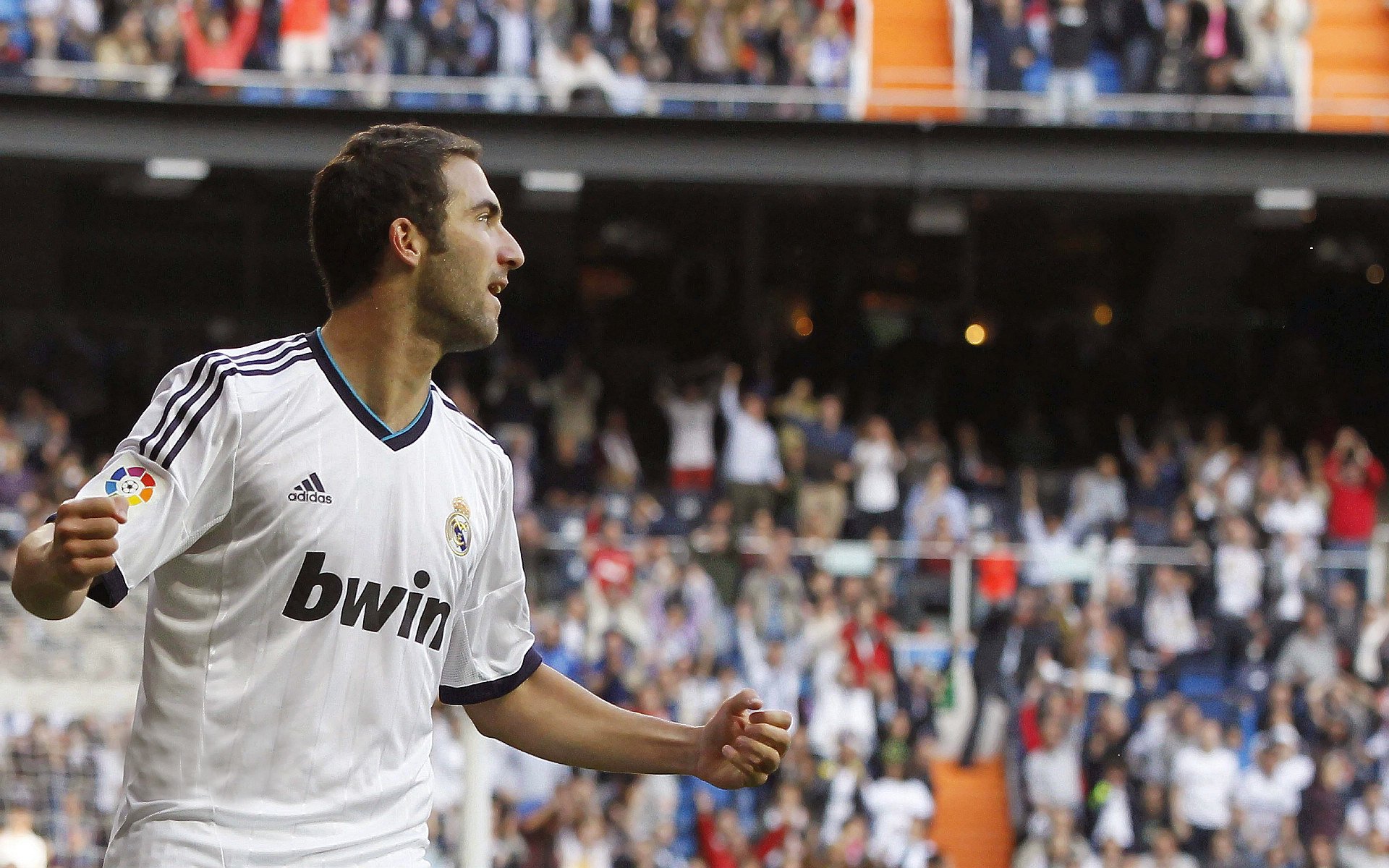 爱游戏中国官网-德甲激情奔跑：速度与激情的极致体现！